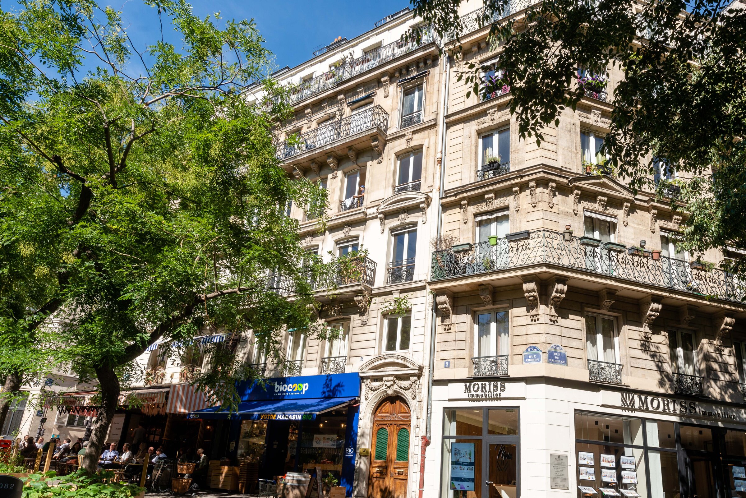 Façade haussmannienne — angle Choron / Maubeuge